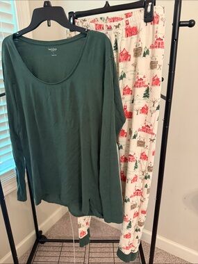 Burt's Bees Women’s Forest Green Top with Cream Holiday Print Pajama Set